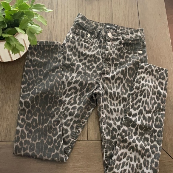 Zara High Waisted Gray Leopard Print Pants - Picture 2 of 6